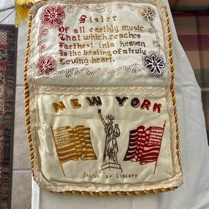 Vintage hanky/ hosiery pouch New York city theme. 1940s very good condition.